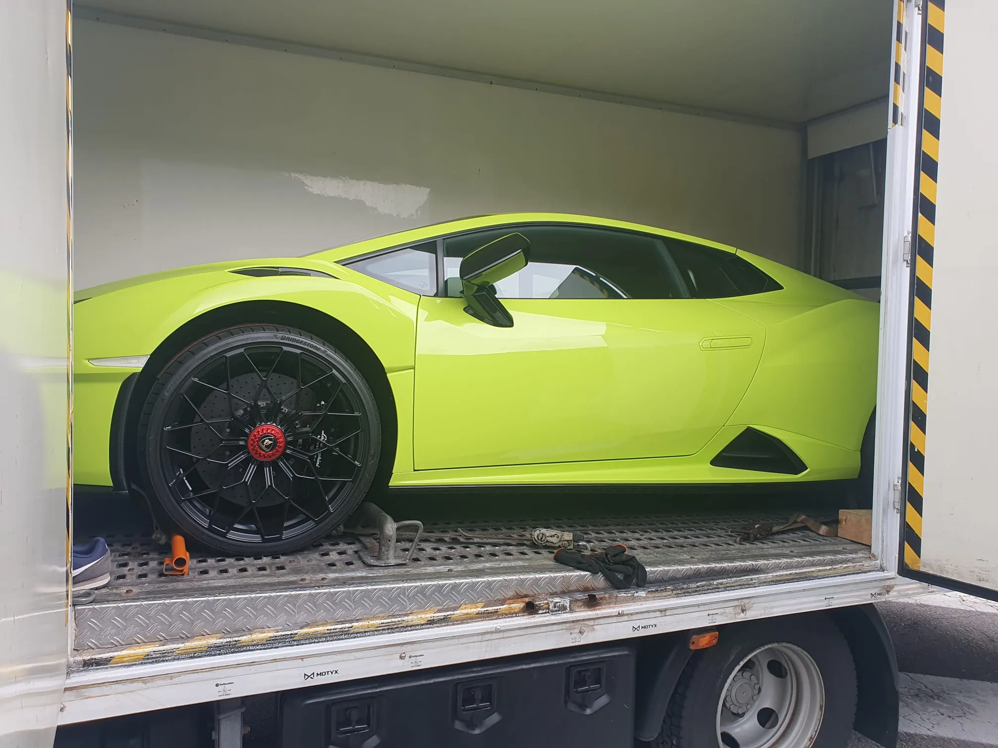 Lamborghini Huracán verde lime nel furgonato Lory